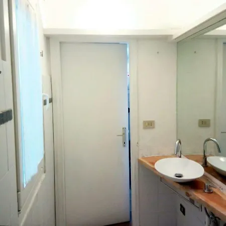 Ugo Art Lodge Bright